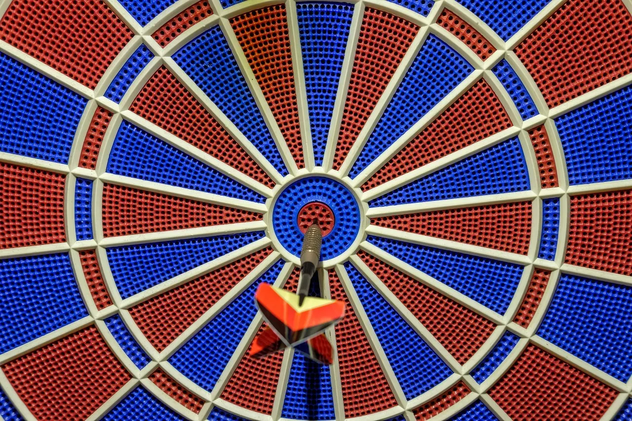Dartskive med en pil i midten bullseye